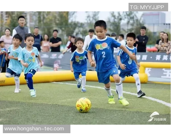 儿童同款足球明星鞋子让小球员尽享运动乐趣与时尚风采 儿童同款足球明星鞋子让小球员尽享运动乐趣与时尚风采