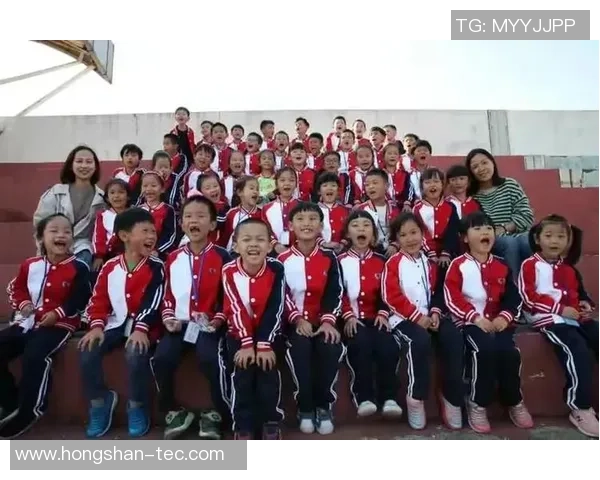 中国足球明星的快乐时光与奋斗历程展现青春活力与团队精神 中国足球明星的快乐时光与奋斗历程展现青春活力与团队精神