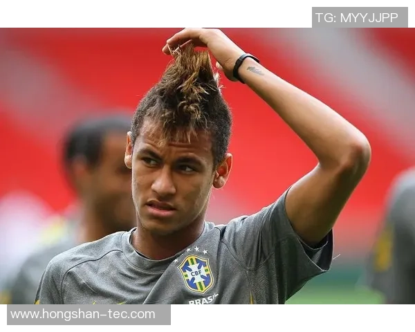 足球明星携虎头造型亮相引发热议谁是这位风格独特的球星 足球明星携虎头造型亮相引发热议谁是这位风格独特的球星