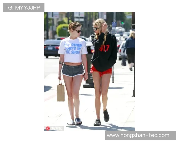 足球明星训练鞋时尚搭配女孩的运动魅力展现与风格解析 足球明星训练鞋时尚搭配女孩的运动魅力展现与风格解析